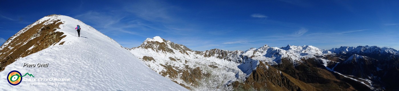 56 Sulla dorsale innevata di salita al Valegino con vista ad est.jpg